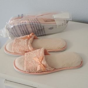 2 pairs of Slippers